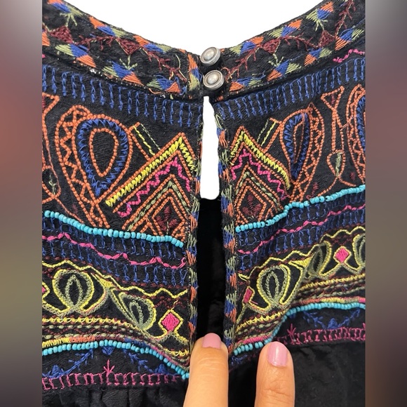 Gorgeous Anthropologie Akemi + Kin Mesa Black Embroidered Tank Top Size 4 - Picture 7 of 15